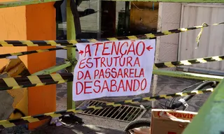 Imagem ilustrativa da imagem Passarela em ruínas coloca pedestres em risco em São Gonçalo