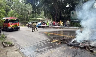 Imagem ilustrativa da imagem Sem luz há quatro dias, moradores fecham rua em Niterói