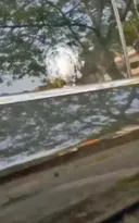 Imagem ilustrativa da imagem Vídeo mostra carro de goleiro do Flamengo com marcas de tiros; vídeo