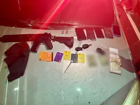 Imagem ilustrativa da imagem Mulheres são encontradas em carro roubado com réplica de fuzil em Niterói