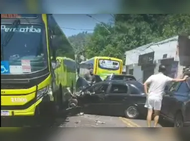 Imagem ilustrativa da imagem Acidente entre carros e ônibus interdita estrada em Niterói