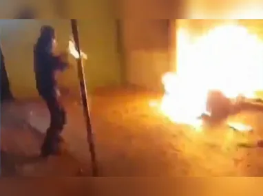 Imagem ilustrativa da imagem Jovem incendeia morador em situação de rua e transmite pela internet