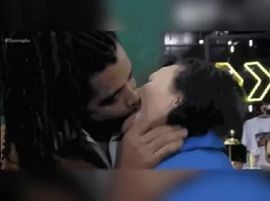 Imagem ilustrativa da imagem Olha ele! Ex-BBB dá beijão em dona Déa Lúcia; vídeo