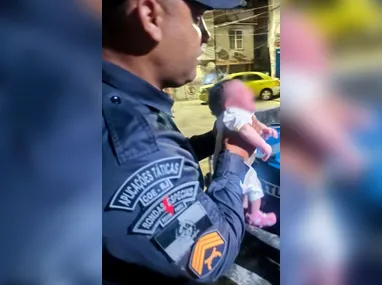 Imagem ilustrativa da imagem Bebê é salva por policiais após engasgar e desmaiar no Rio