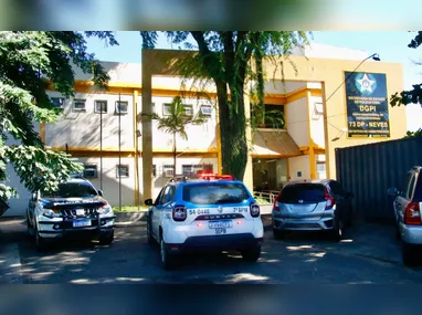 Carro ficou com marcas de tiros no para-brisa dianteiro e na parte traseira