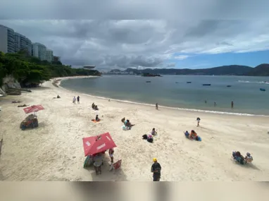 Casaco e guarda-chuva 'aparecem' no calçadão de Icaraí