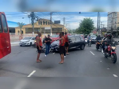 Imagem ilustrativa da imagem Carro e moto se chocam e param trânsito em Niterói