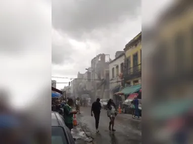 Imagem ilustrativa da imagem Casarão desaba e assusta no Centro do Rio, veja vídeo