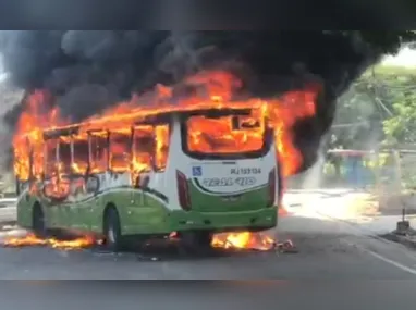 Imagem ilustrativa da imagem Cenário de guerra: bandidos tacam fogo em ônibus e carros