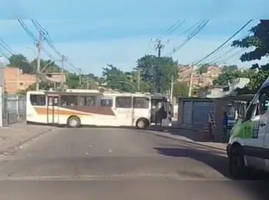 Imagem ilustrativa da imagem Criminosos sequestram ônibus e o utilizam como barricada no Rio