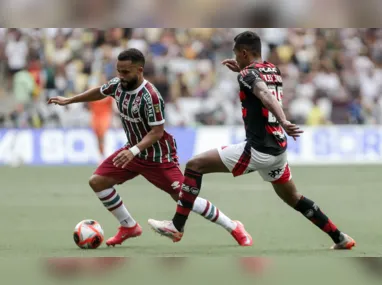 Bruno Henrique recebeu uma placa e uma medalha do Flamengo