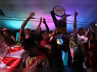 Integrantes da Folia do Viradouro festejaram a conquista do 1º lugar no pódio