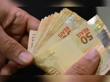 As três foram encontradas deitadas em uma cama junto com quatro cachorros