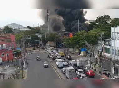 Fogo atinge mata de difícil acesso entre as comunidades do Morro dos Macacos e Morro São João