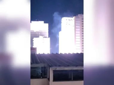 Imagem ilustrativa da imagem Madrugada de explosões tira o sono de moradores em Niterói; vídeo