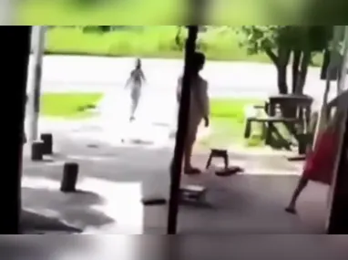 Imagem ilustrativa da imagem Milagre! Mãe salva filha de ser atropelada por carreta; vídeo