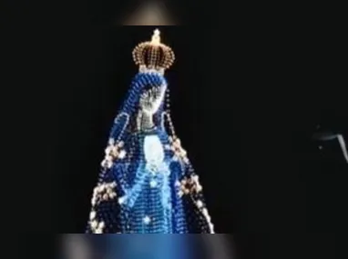 Carro ficou com a dianteira completamente destruída