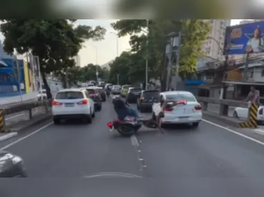 Imagem ilustrativa da imagem Pedestre 'voa' ao ser atingido por moto no acesso à Ponte; vídeo