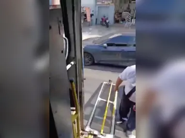 Imagem ilustrativa da imagem Porta de ônibus se solta e revolta passageiros em Niterói; vídeo