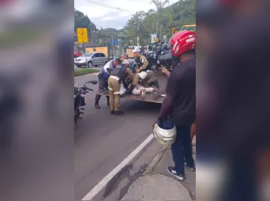 Banheiro da escola alagado devido à retirada das torneiras