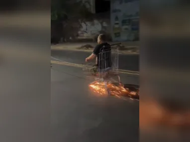 Os cartazes com imagens de diversos acusados estão fincados na areia da praia