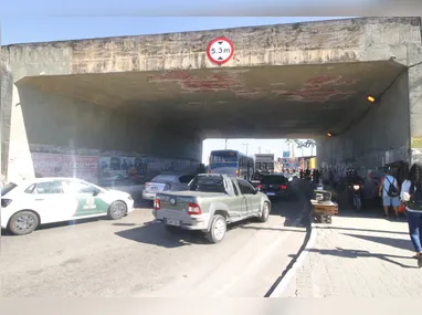 Caminhão quebrado causa lentidão e aumenta tempo de travessia na Ponte