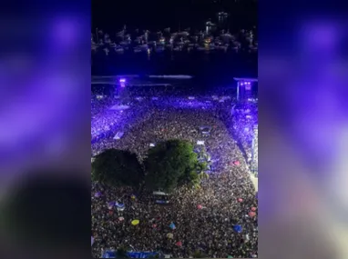 Lady Gaga lê carta para fãs brasileiros