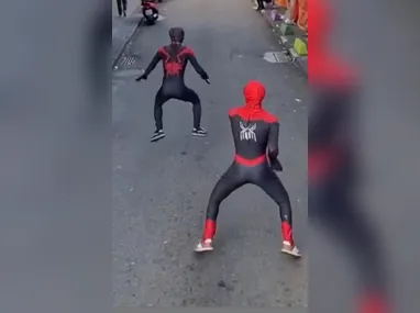 Imagem ilustrativa da imagem 'Super-heróis' dançam no meio da rua e arrancam risadas em Niterói; vídeo