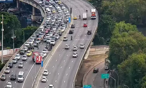 CET-Rio e o Corpo de Bombeiros estão no local