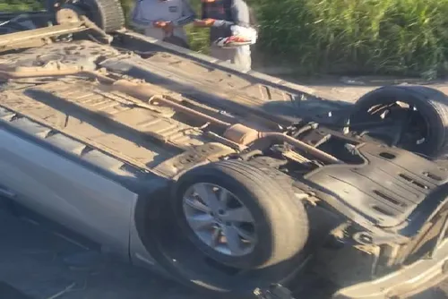 O carro ficou tombado na rodovia