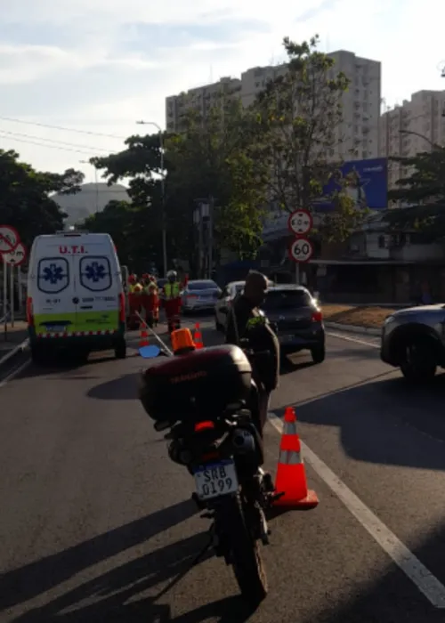 Operadores da NitTrans orientam motoristas no trecho