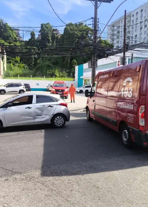 Bombeiros e agentes da NitTrans estão no local