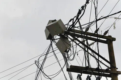 Caixa de luz ameaça cair e gera riscos na rua José Chianeli