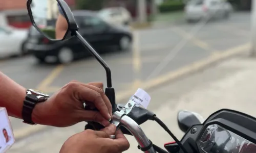 Motociclistas poderão fazer sua instalação gratuitamente das 8h ao meio-dia da próxima terça, no Centro de Niterói