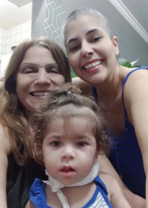 As três foram encontradas deitadas em uma cama junto com quatro cachorros