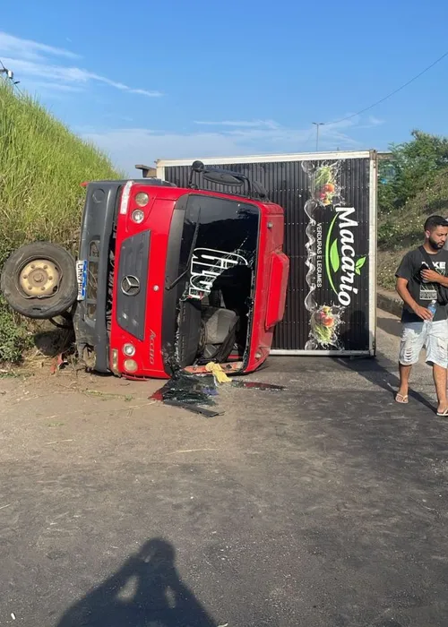 O vidro dianteiro do veículo ficou destruído