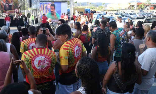 Muitos torcedores acompanham a apuração na quadra da escola