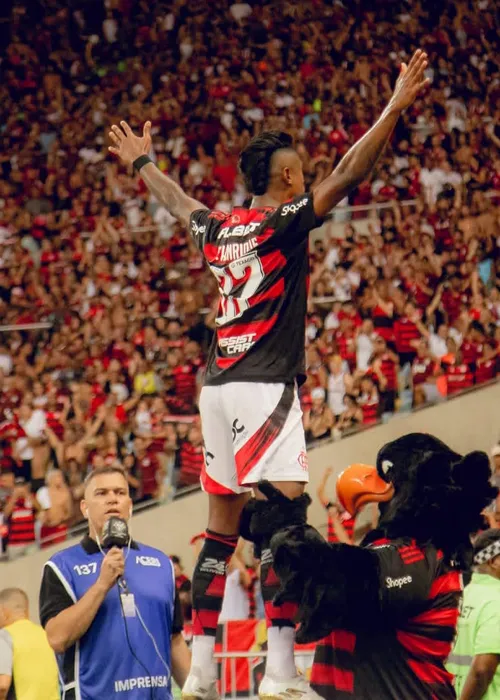 Bruno Henrique fez o primeiro gol do Flamengo, na primeira etapa