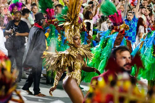 Januza conta que viveu sonho de ser rainha de bateria da Furacão vermelho e branco de Niterói