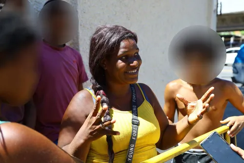 Fã do rapper, a trancista Joyce dos Santos Silva, de 35 anos, tentou tirar foto com o cantor