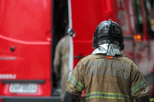 Corpo de Bombeiros foi acionado para controlar as chamas