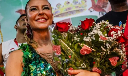 Paolla Oliveira recebeu um buquê de flores no ensaio da Grande Rio