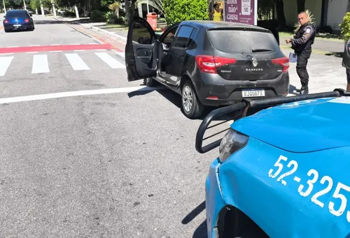 Carro foi parado em Itaipu, Região Oceânica de Niterói