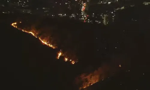 Fogo atinge mata de difícil acesso entre as comunidades do Morro dos Macacos e Morro São João