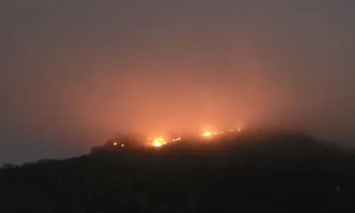 Fogo pode ser visto de longe por moradores