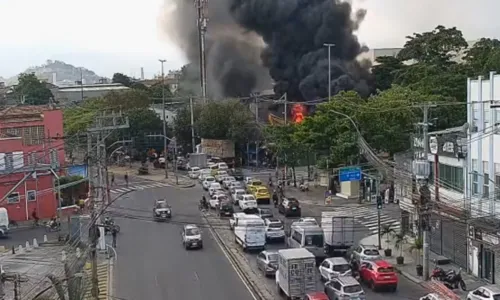 Imagem ilustrativa da imagem Incêndio de grandes proporções atinge ferro-velho no Rio