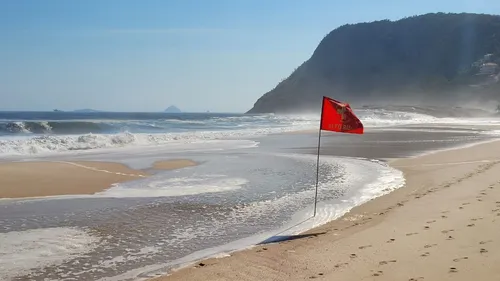 O fim de semana promete sol e calor, mas o mar pede atenção