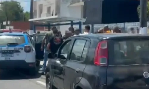 Vítima tentou se abrigar em local movimentado, mas não foi suficiente para conter agressor