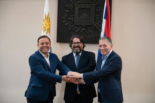 Rodrigo Neves, Mauricio Zunino e Fernando Gray em Montevidéu