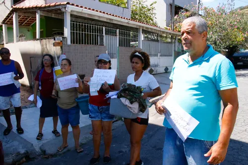 Um grupo de moradores fez um protesto para chamar a atenção da Águas do Rio